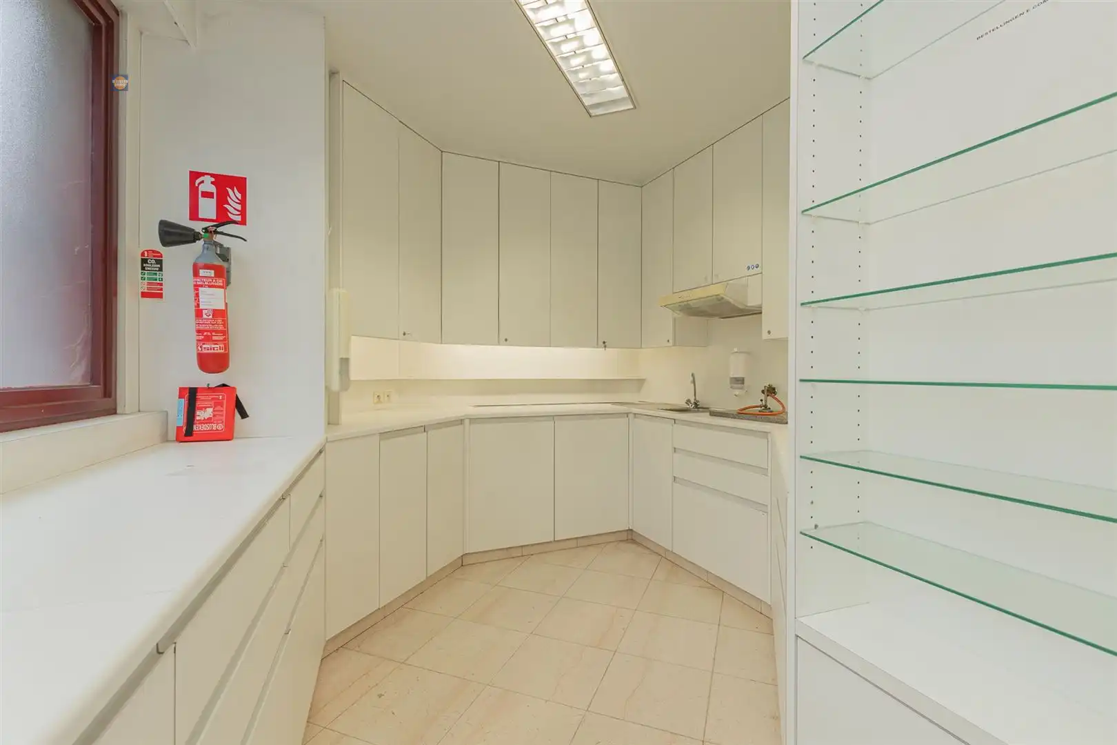 Handelsruimte met appartement foto 8