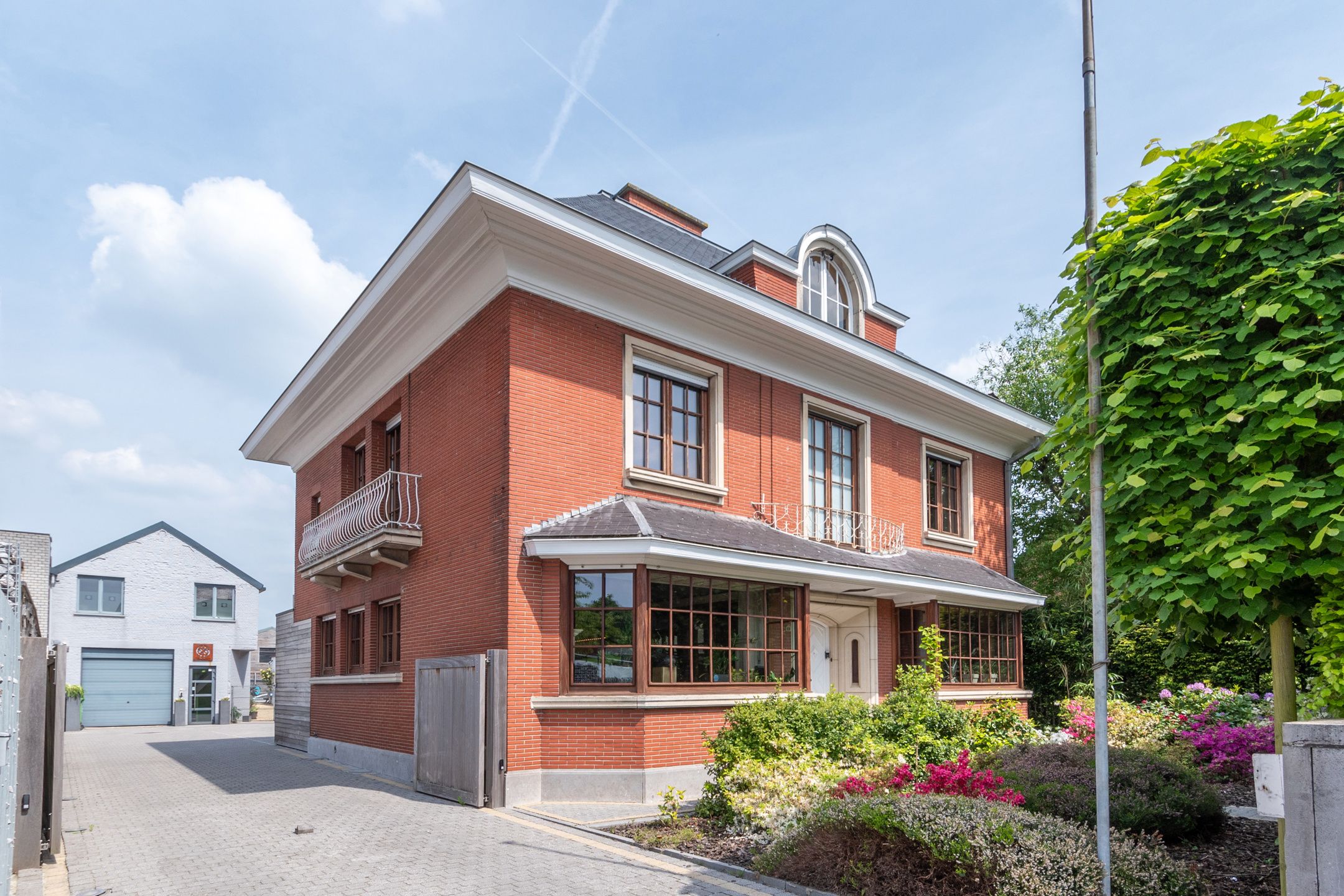 Meesterwoning met zorgflat, loft, burelen en opslag foto 1