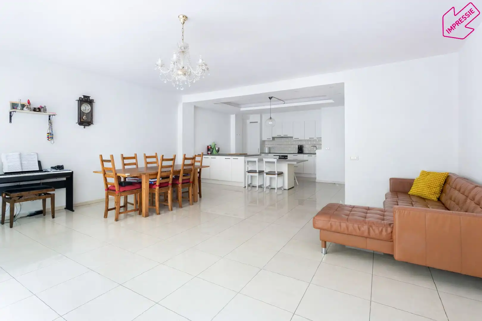 Uiterst ruim vierslaapkamer appartement tussen het Stadspark en de Theaterbuurt!  foto {{pictureIndex}}