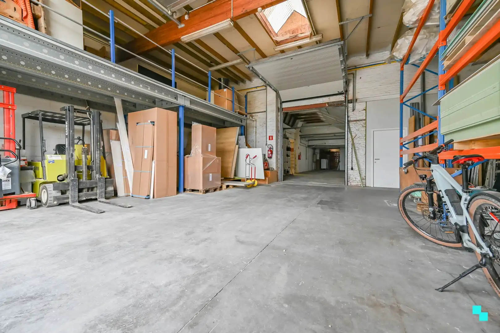 Gunstig gelegen werkplaats / magazijn met bureel en diverse parkeergelegenheid foto 2