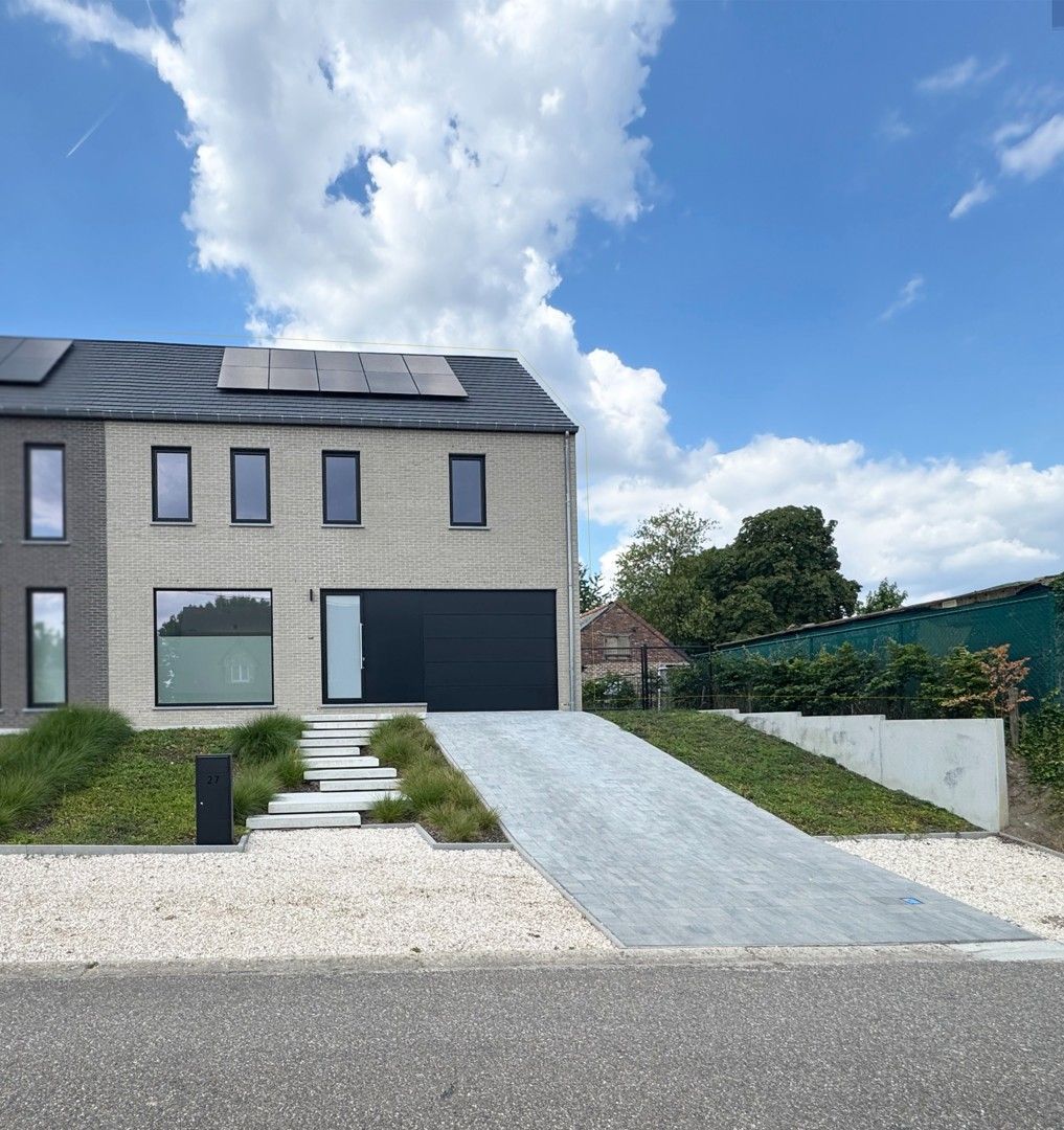 Nieuwbouwwoning met grote tuin en 4 slaapkamers foto {{pictureIndex}}