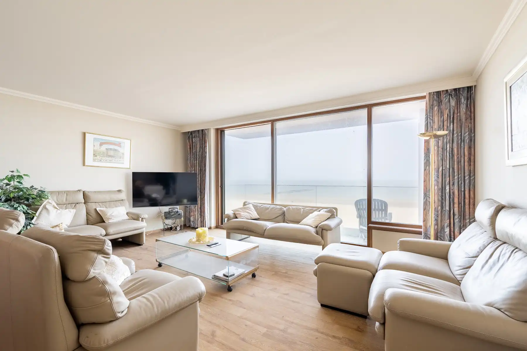 Gemeubeld appartement met frontaal zeezicht aan het Vanbunnenplein foto {{pictureIndex}}