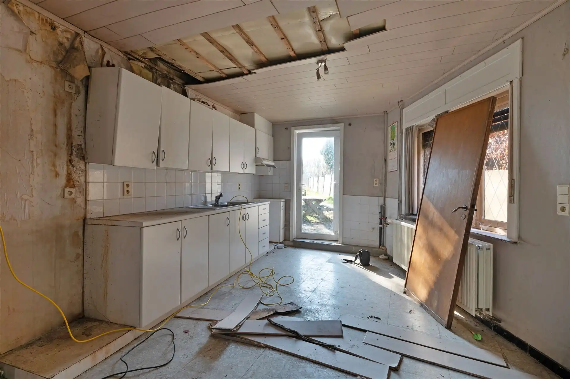 Te renoveren woning op een gegeerde locatie in Moortsele foto 10