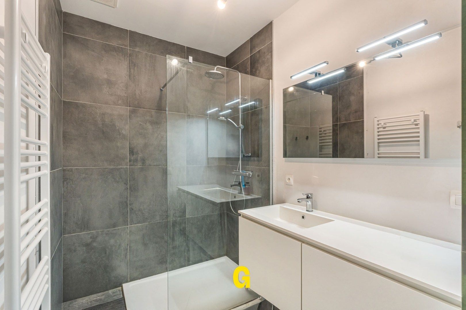 Recent gelijkvloersappartement met 2 slaapkamers, terras, voor- en achtertuin, standplaats en extra ruime berging in hartje Hoeselt foto 19