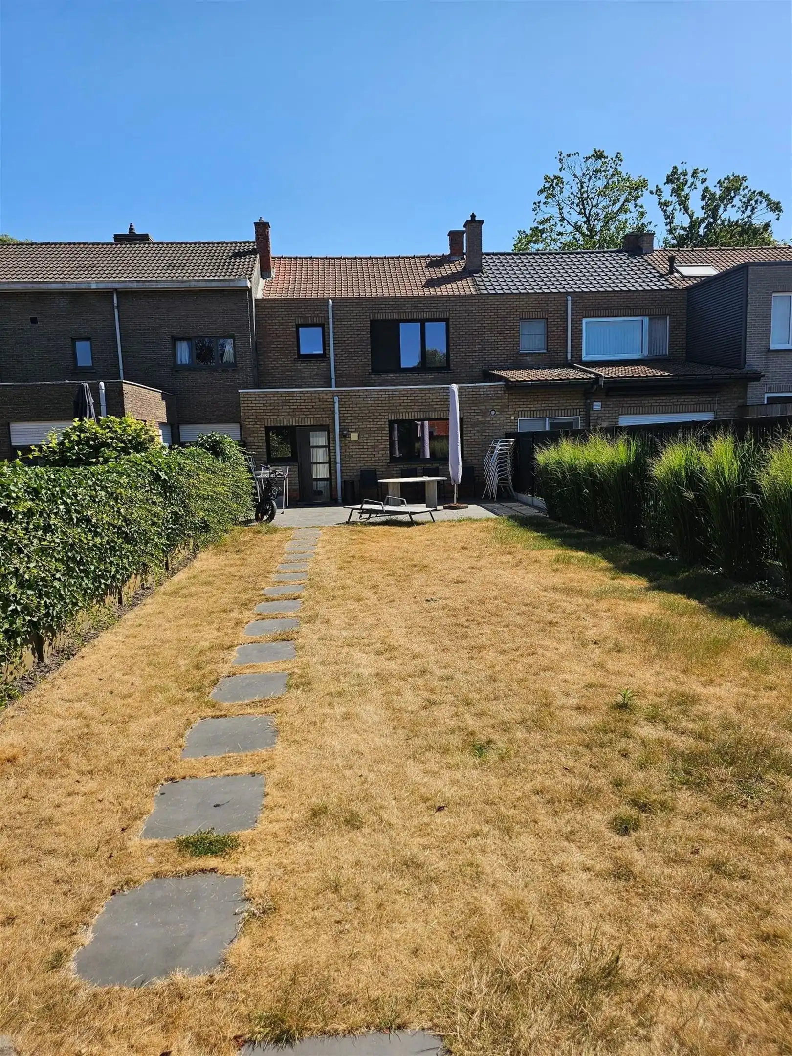 Verder af te werken rijwoning met tuin en garage. foto 7