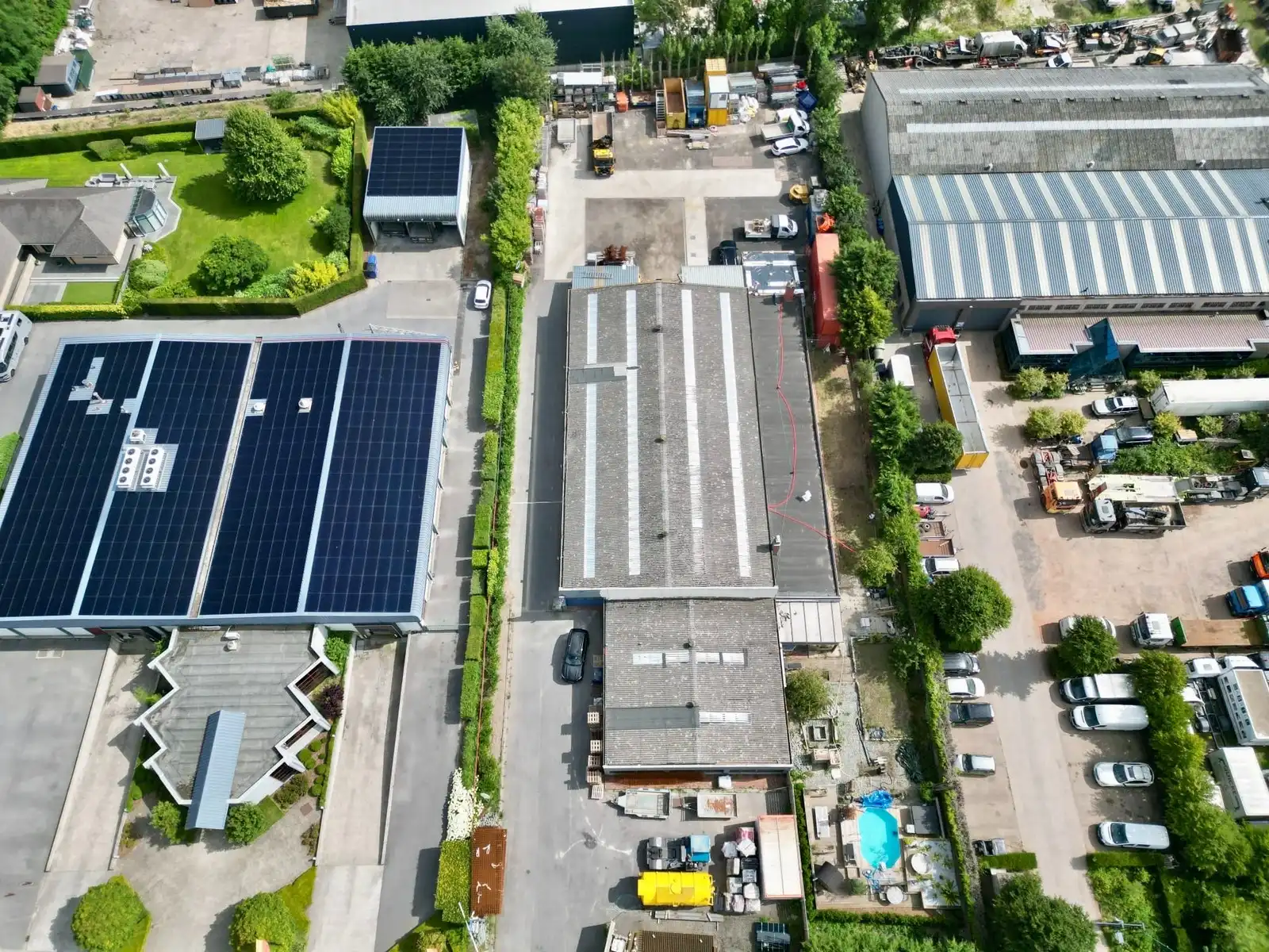 AAA-locatie: Instapklaar MAGAZIJN (800m2) met BURELEN en WONING (4 slpkms). Op 500m van afrit Gistel (E40)! foto 2