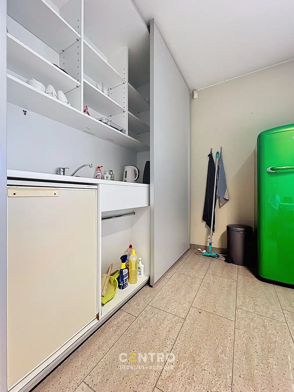 Instapklare, gemeubileerde KANTOORRUIMTE TE HUUR met 5 private parkeerplaatsen voor de deur. Op strategische ligging te Roeselare! foto 15