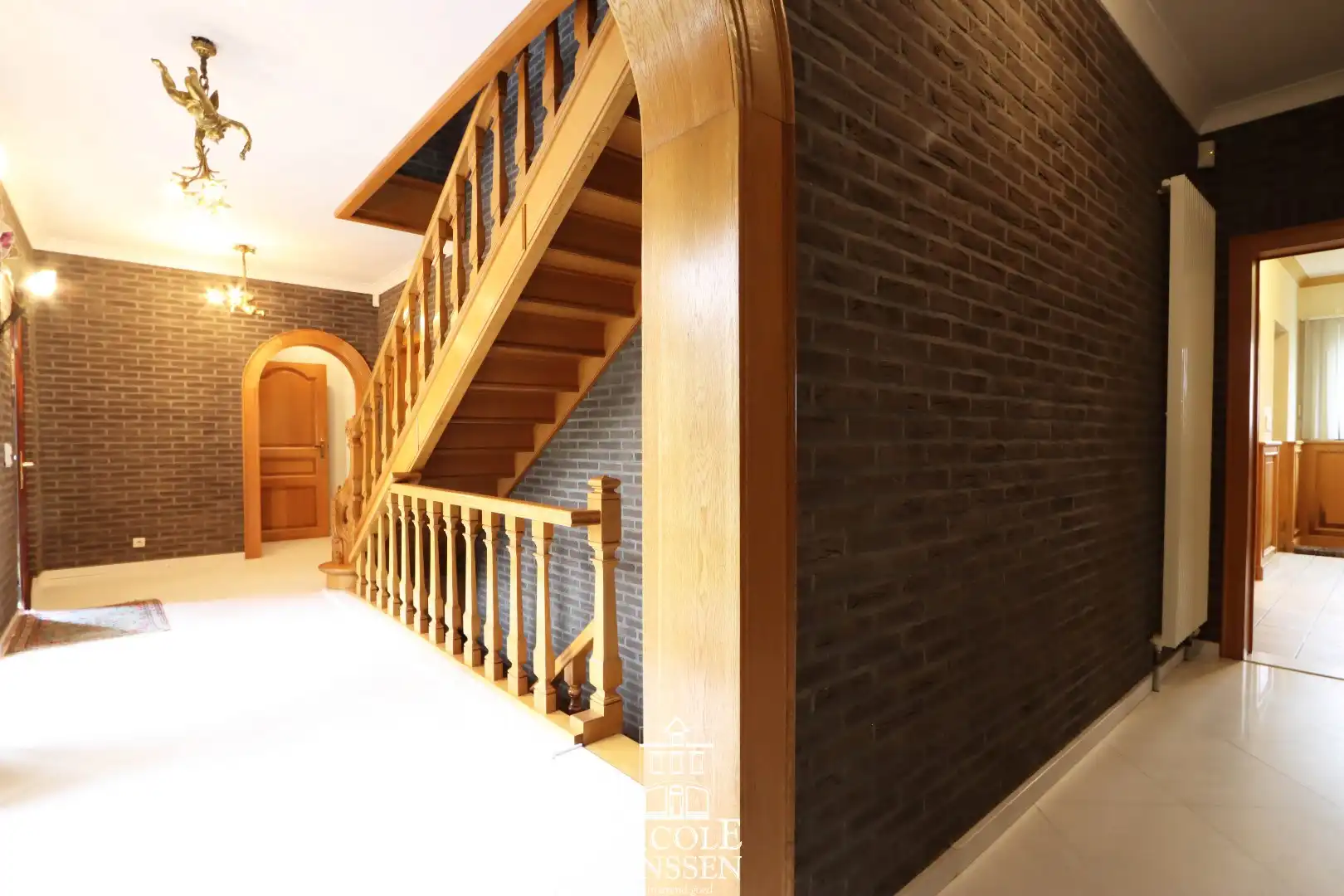 Ruim ingedeelde villa met 7 slaapkamers, dubbele garage en volledig omheinde tuin  foto 3