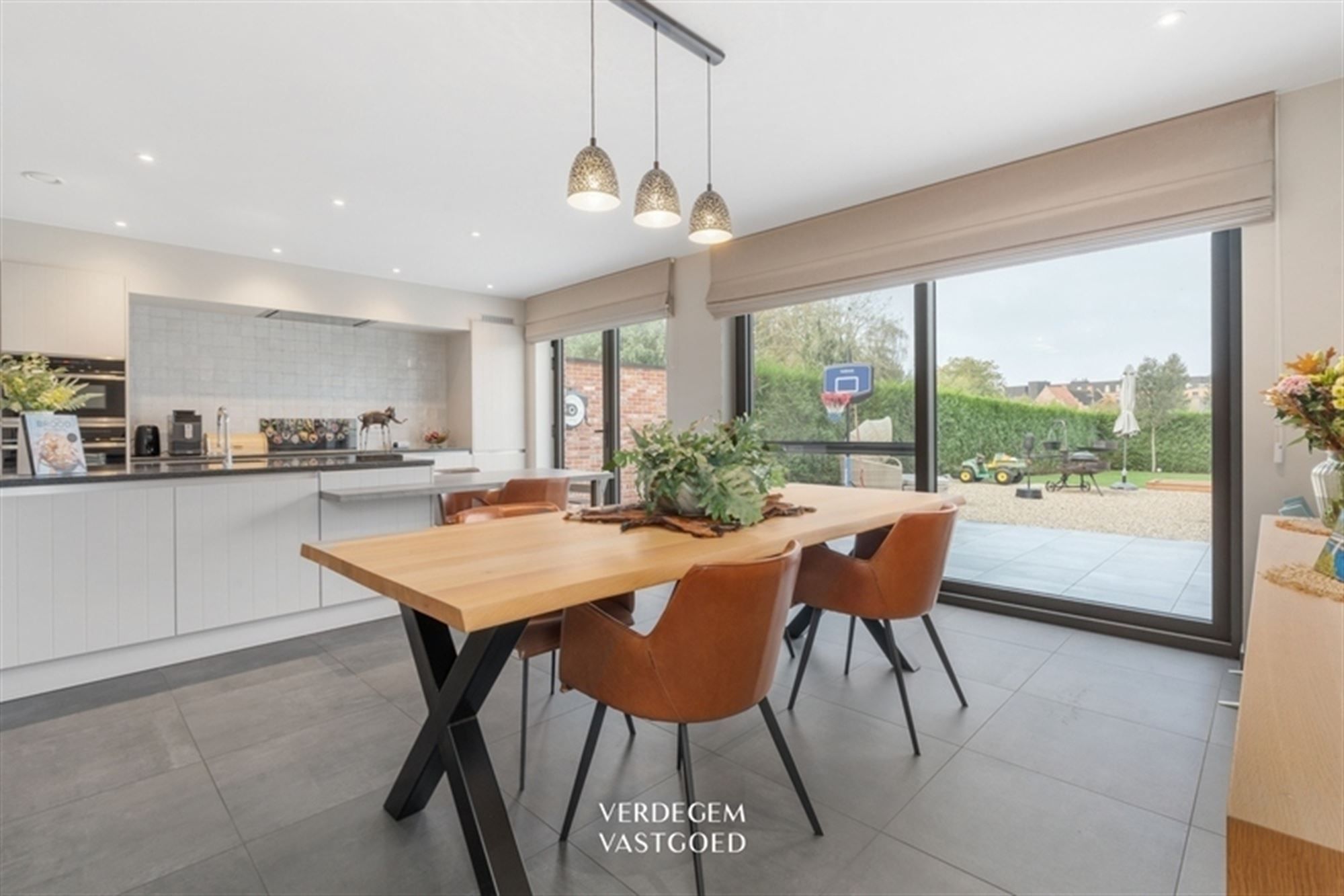 Charmante gezinswoning met 3+1 slaapkamers en praktijkruimte in de tuin foto 8