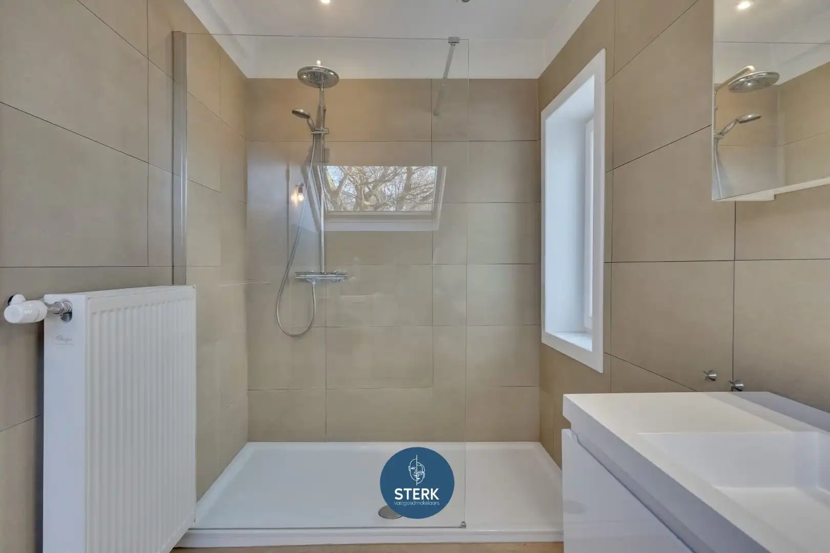 INSTAPKLARE WONING MET OP EEN CENTRALE LOCATIE LANAKEN !  foto 9