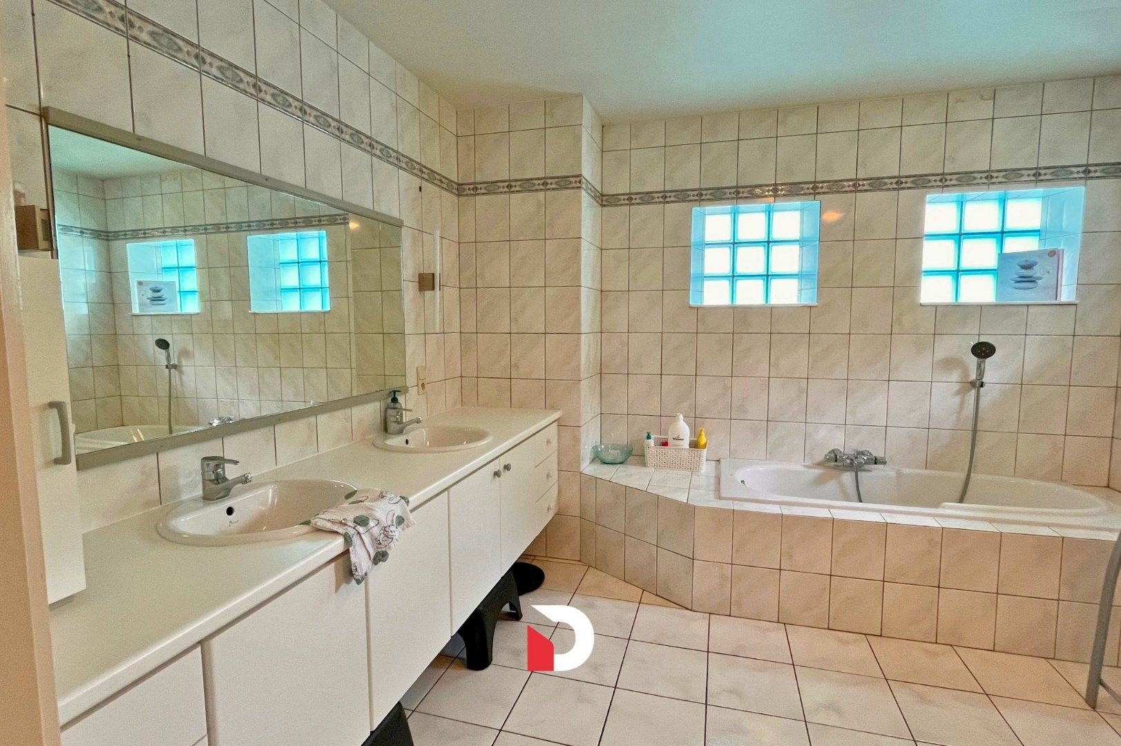 Ruime half open woning met 3 slaapkamers en prachtige tuin foto 13
