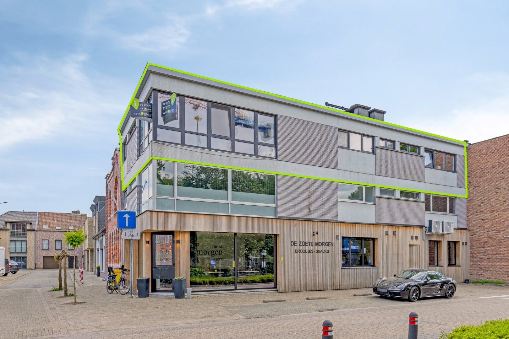 Zeer ruim en lichtrijk dakappartement met 3 slaapkamers in het centrum van OLV-Olen ! foto {{pictureIndex}}