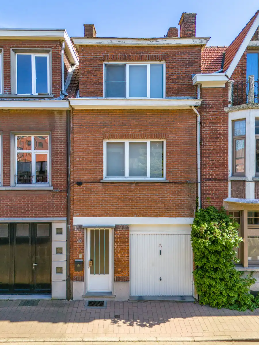 Hoofdfoto van de publicatie: Te renoveren woning in het centrum met garage en terras!