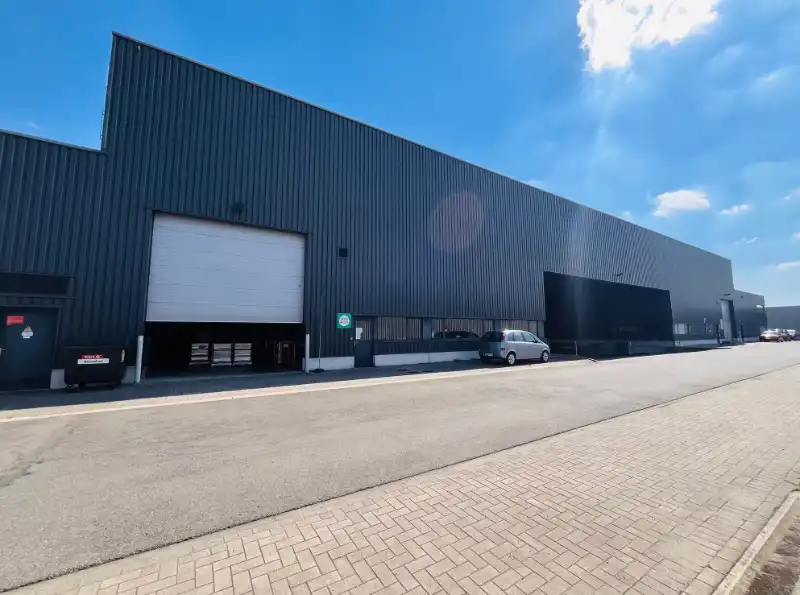 Magazijn met kantoor te huur foto {{pictureIndex}}