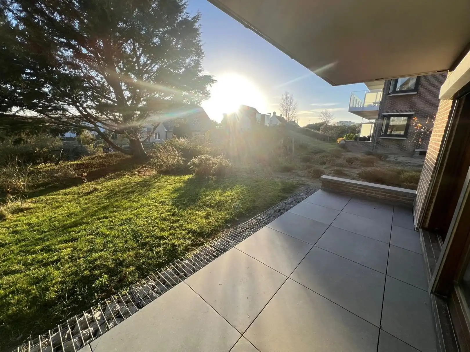 Zuidgericht appartement met groot terras en prachtig duinenzicht op toplocatie! foto {{pictureIndex}}