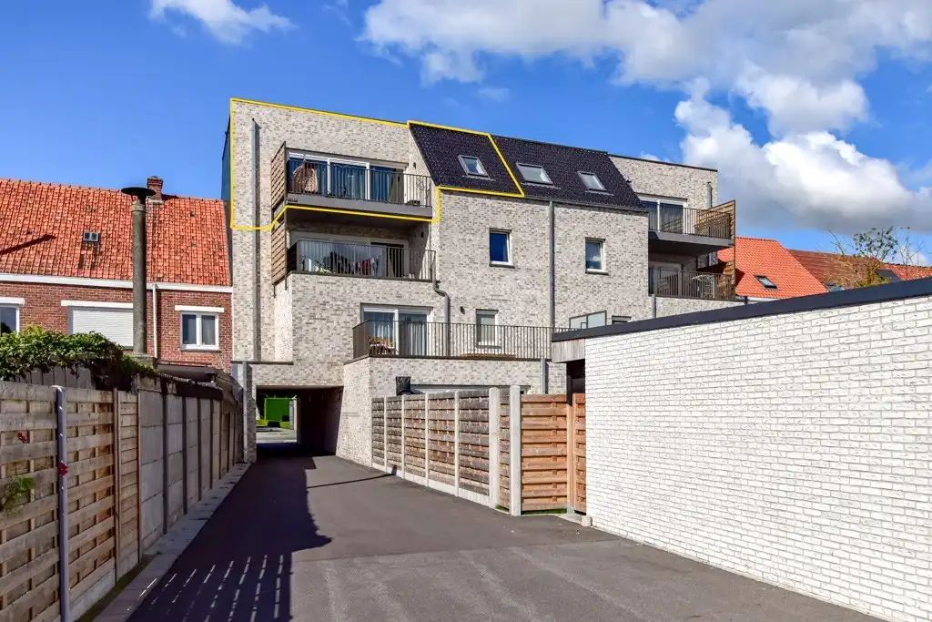 Recent appartement op derde verdiep met 2 slaapkamers, 2 terrassen en staanplaats nabij centrum Gistel. foto 2