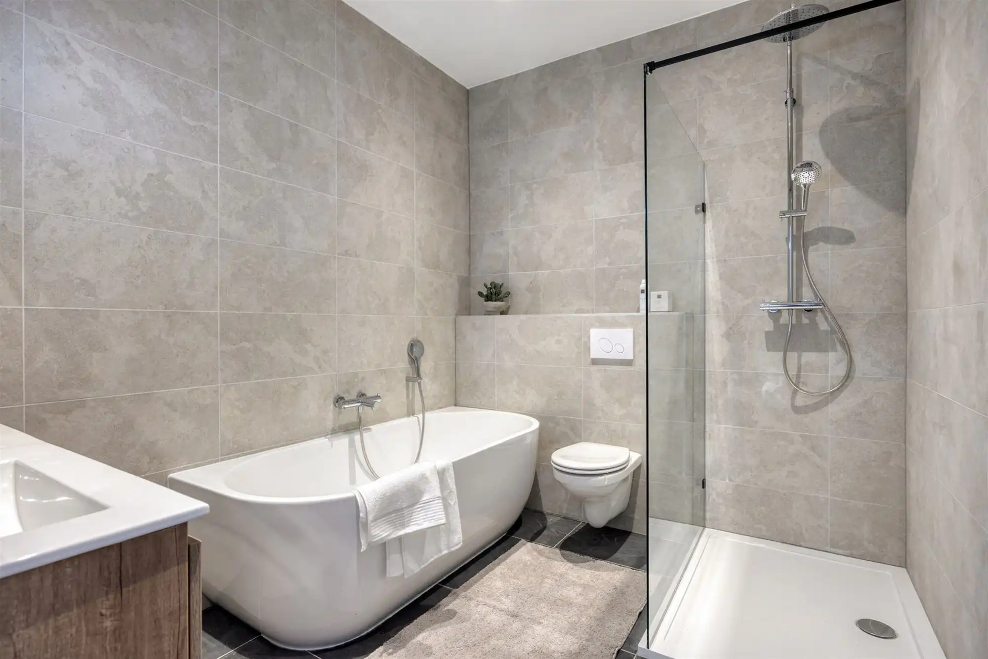 Volledig vernieuwde woning met 4 grote slaapkamers en tuin foto 24