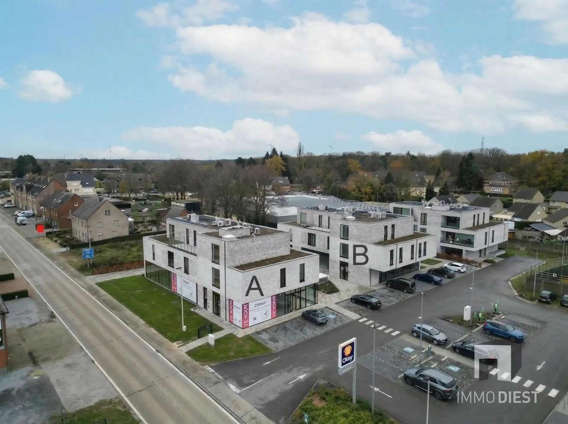 Commercieel Gebouw van 250m2 op toplocatie met parking! foto {{pictureIndex}}
