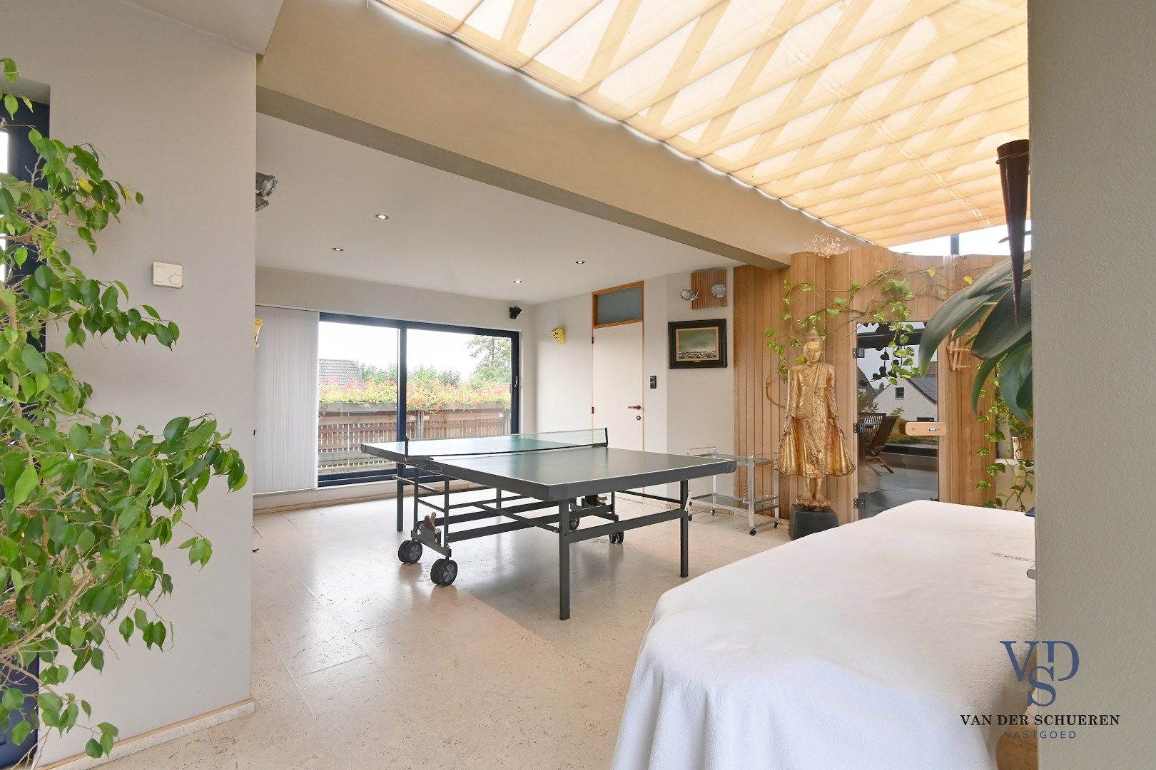 Ruim handelspand met penthouse in villastijl foto 39