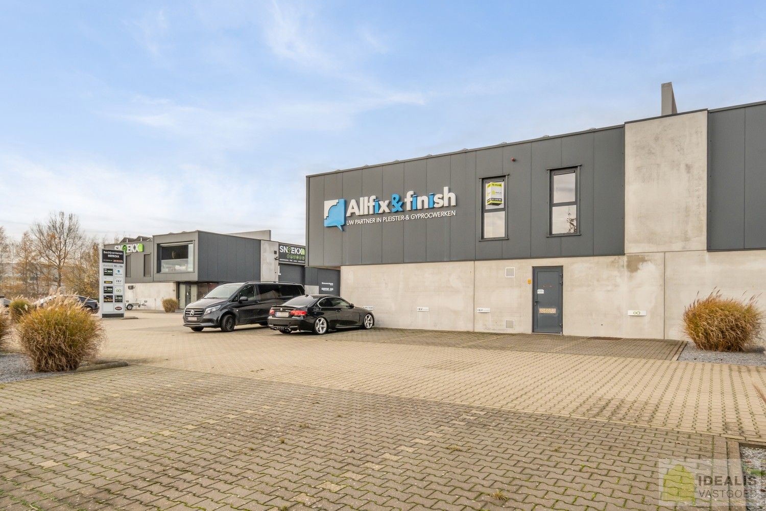 INSTAPKLAAR APPARTEMENT MET MAGAZIJN/KANTOOR OP BEDRIJVENTERREIN DE RIETKOLK!! Dit instapklare pand bestaat uit een hal/opslag van +-100m², met bureel/keuken en een aparte inkom voor het woongedeelte. Het appartement omvat een ruime woonkamer met uitgeruste keuken, 2 slaapkamers, badkamer, bergruimte en waskamer. Het pand leent zich perfect als kantoorlocatie met opslag in combinatie met wonen. foto 2