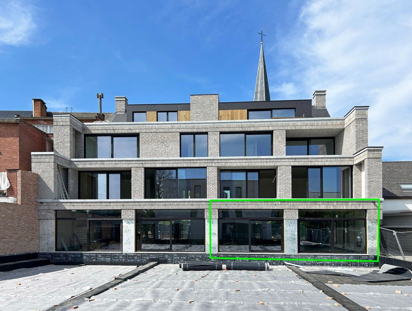 Casco handelsgelijkvloers of kantoor te koop met privatieve zuidgeoriënteerd tuin foto {{pictureIndex}}
