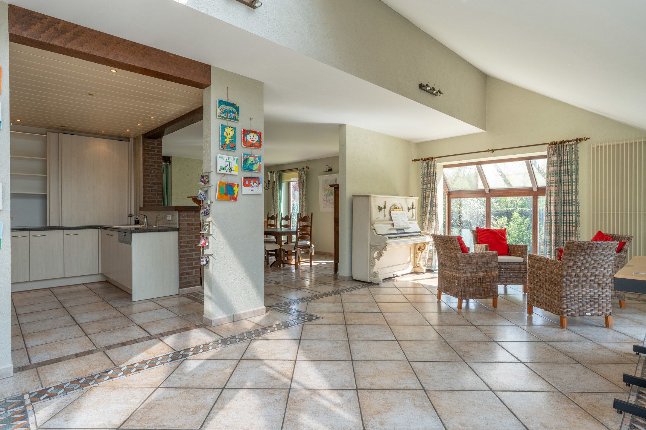 Goed onderhouden villa met 5 slpk's op perceel van 1.060m². foto 14