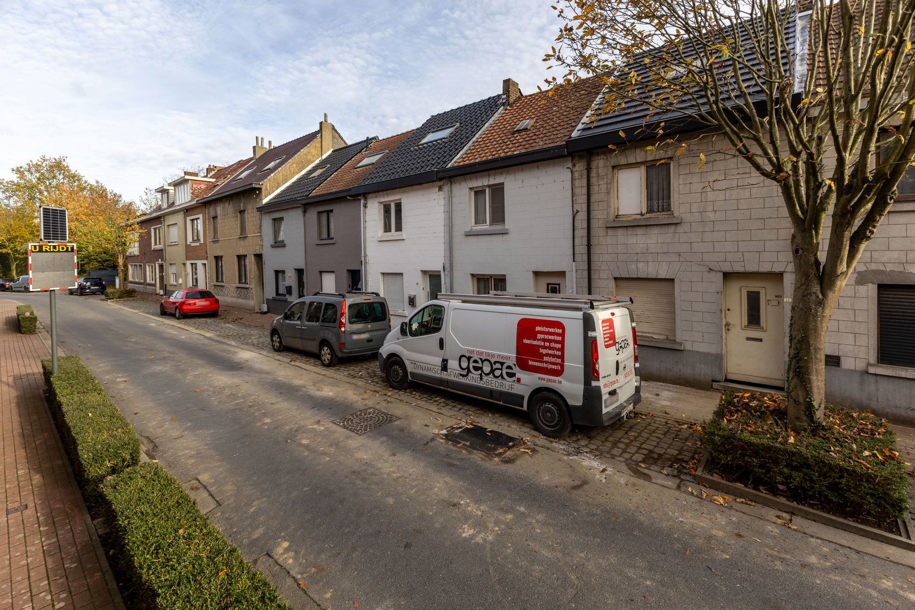 Te renoveren woning met tuin en garage foto 2