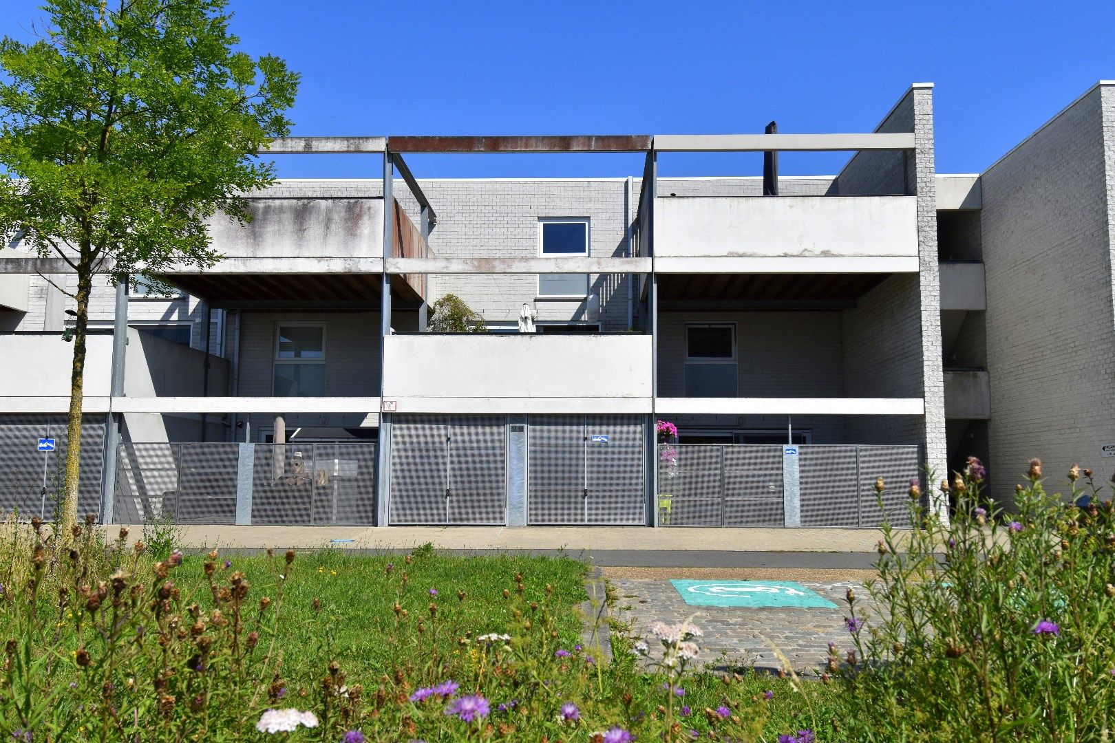 Instapklaar gelijkvloers 3-slaapkamerappartement/woning met tuin en garage nabij Gullegem-centrum foto {{pictureIndex}}