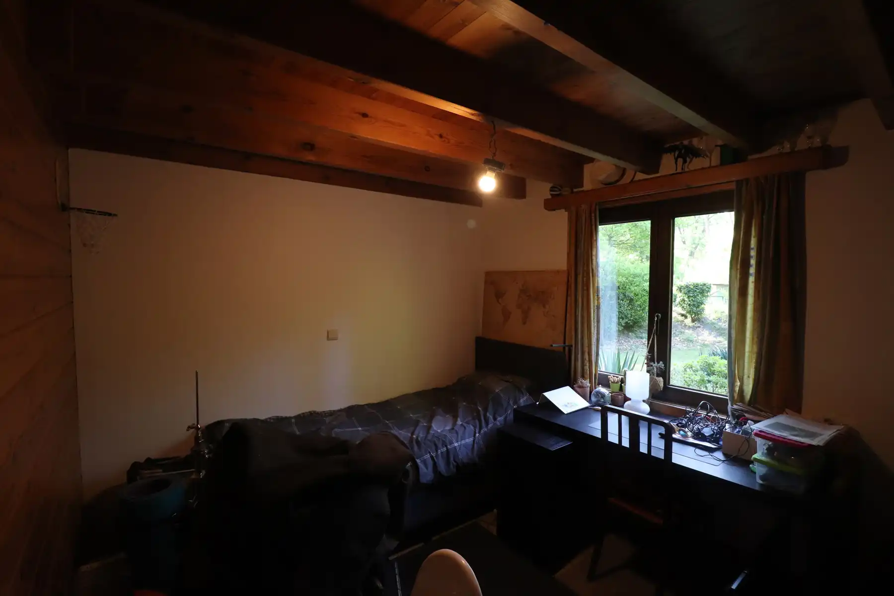 Een weekendverblijf met verdieping en met terras, carport en tuin. foto 8