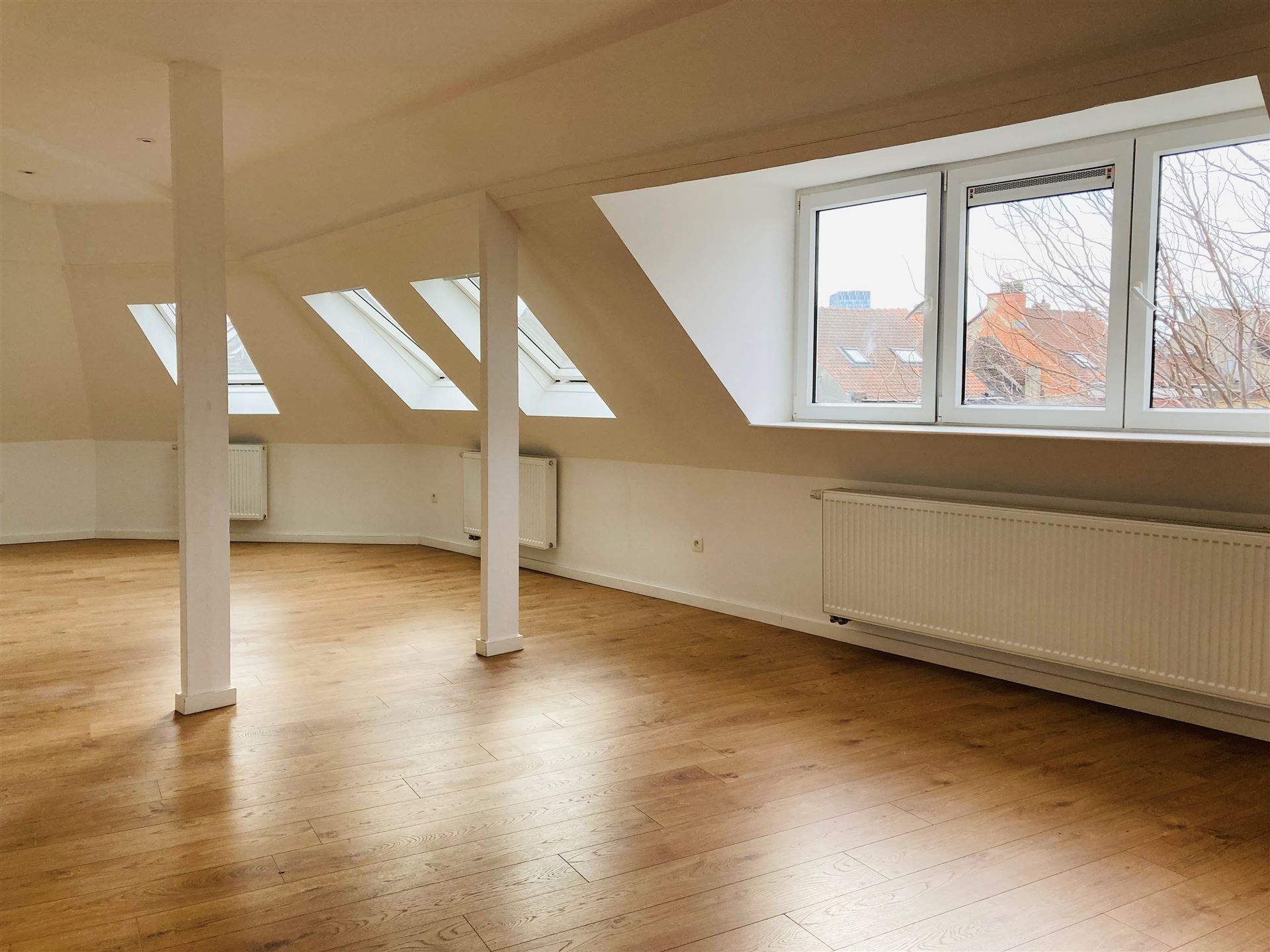 Prachtig volledig gerenoveerd appartement met 2 SK in hartje Brussel.  foto {{pictureIndex}}