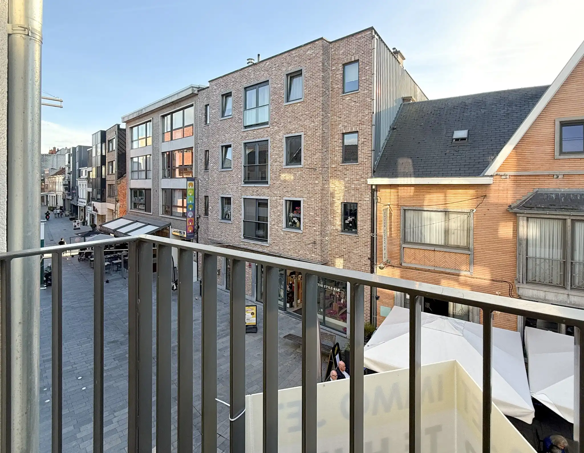 Centraal gelegen appartement met twee slaapkamers, terras en autostaanplaats foto 7
