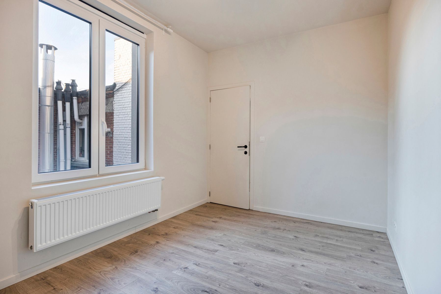 Gerenoveerd appartement met twee slaapkamers en een terras. foto 8