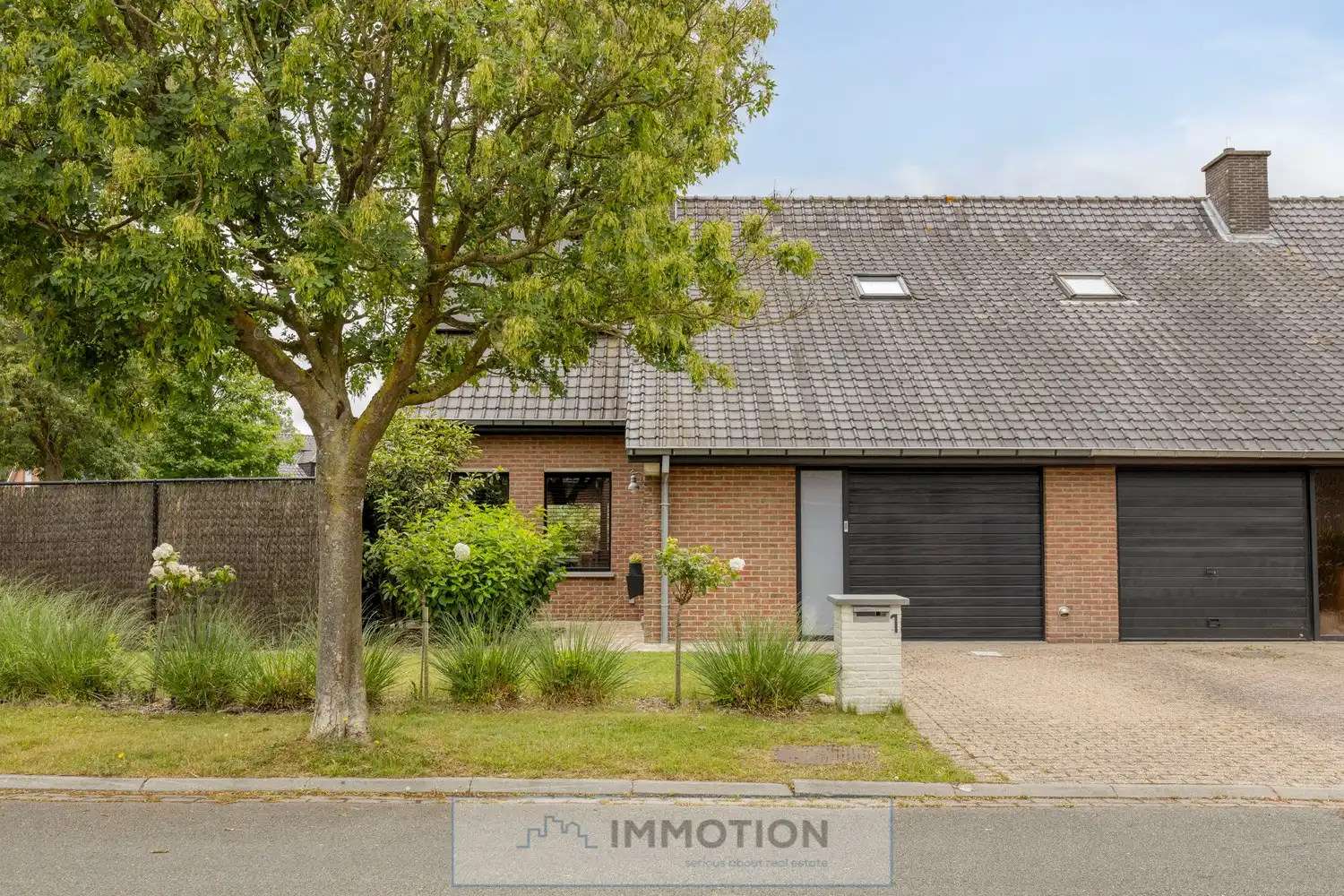 Instapklare gezinswoning met verfijnde afwerking - KIJKDAG op Zaterdag 20 juni van 10u tot 18u - inschrijven via de knop "Plan hier uw bezoek" foto {{pictureIndex}}