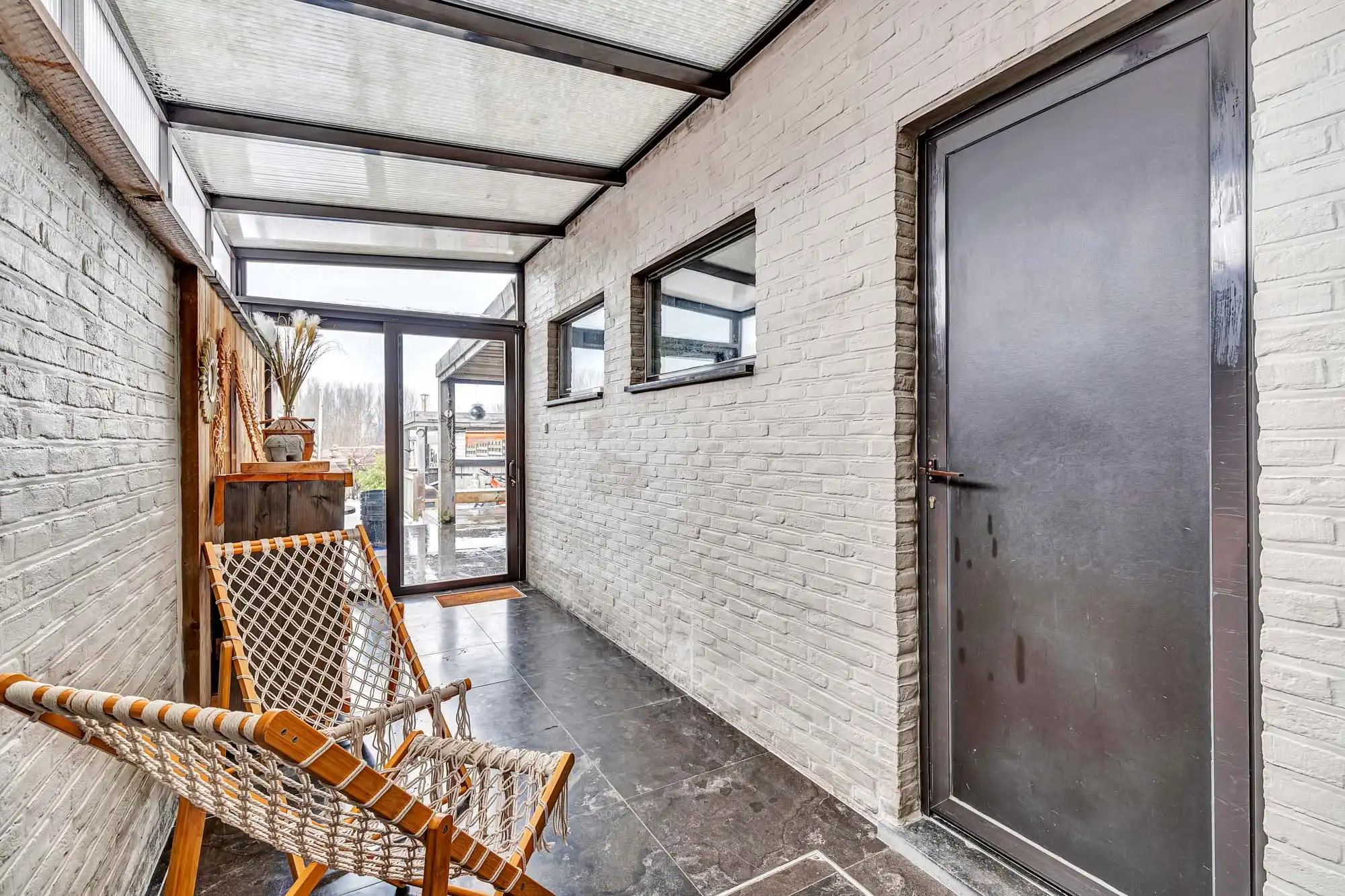 Instapklare gezinswoning met achteruitweg en garage foto 14