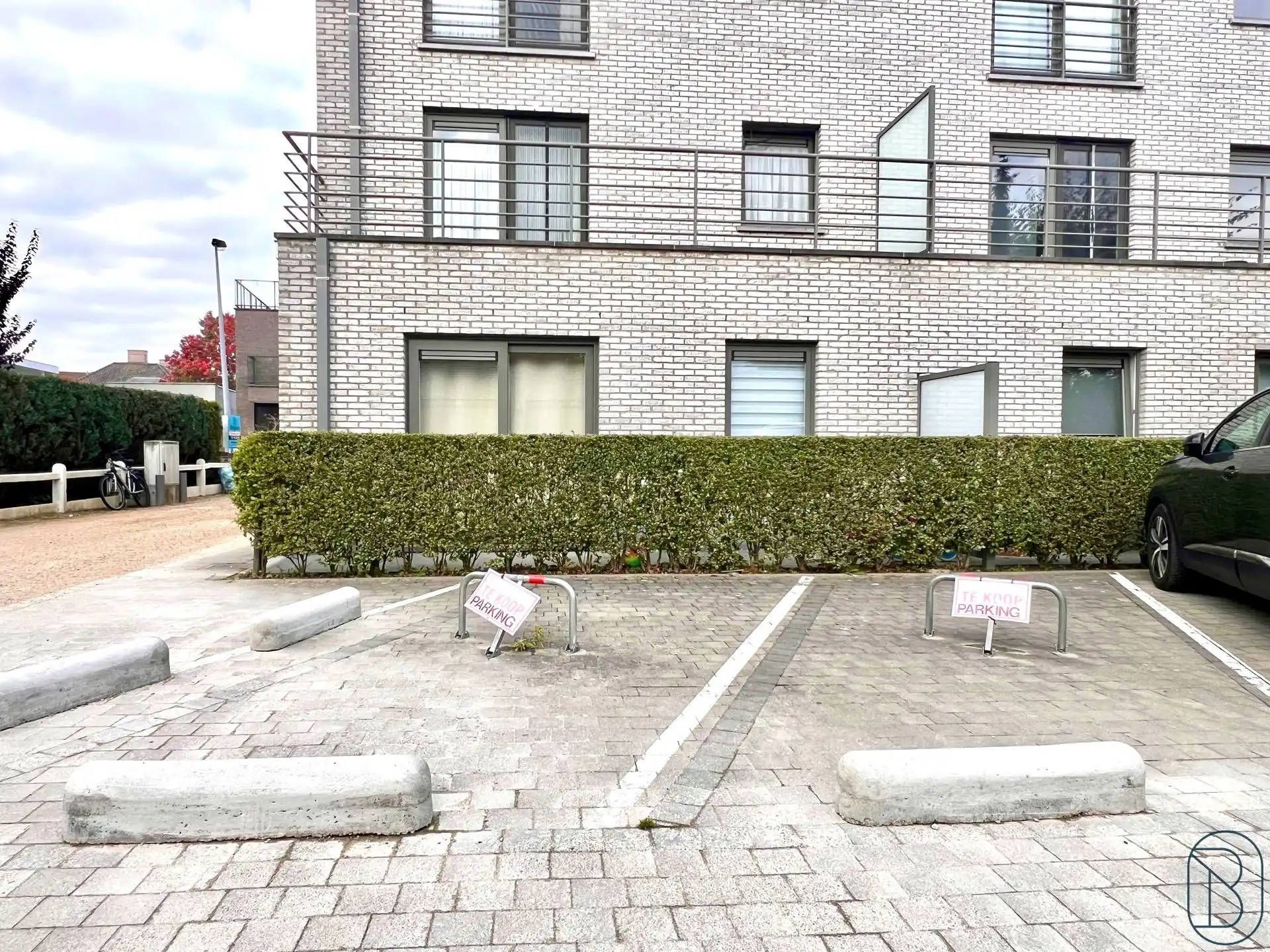 Goedgelegen autostaanplaatsen vlakbij centrum Waregem! foto 3