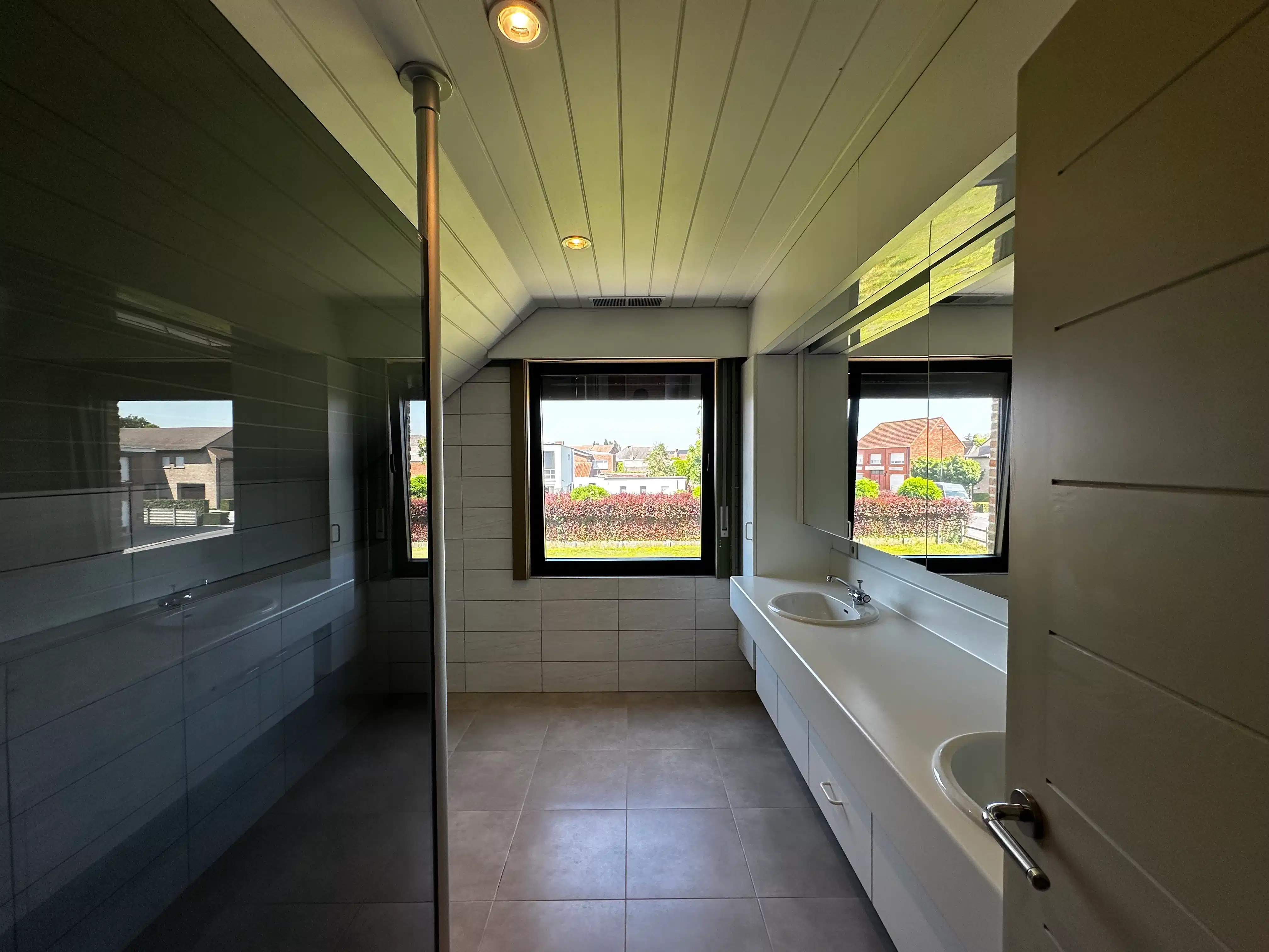 Ruime en lichtrijke woning te huur in het rustige Knesselare foto 17