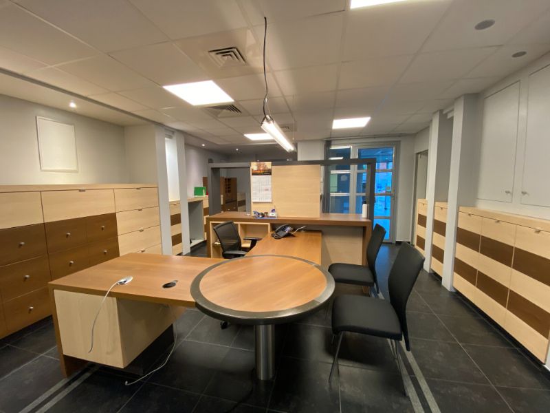 TOPLOCATIE kantoor/handelsgelijkvloers (+-231m²) + 4 autostnpl centrum Geel foto 5