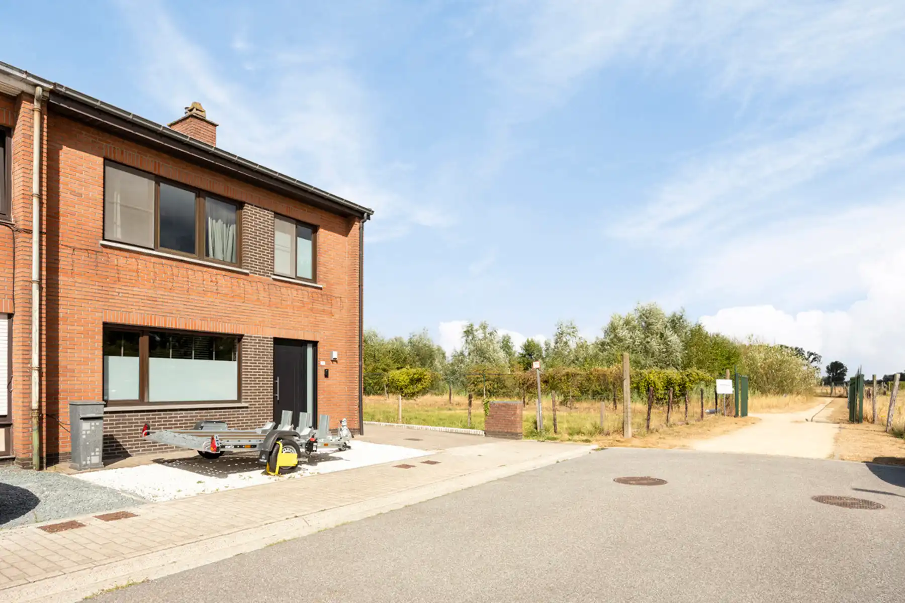 Energiezuinige woning in rustige doodlopende straat foto {{pictureIndex}}