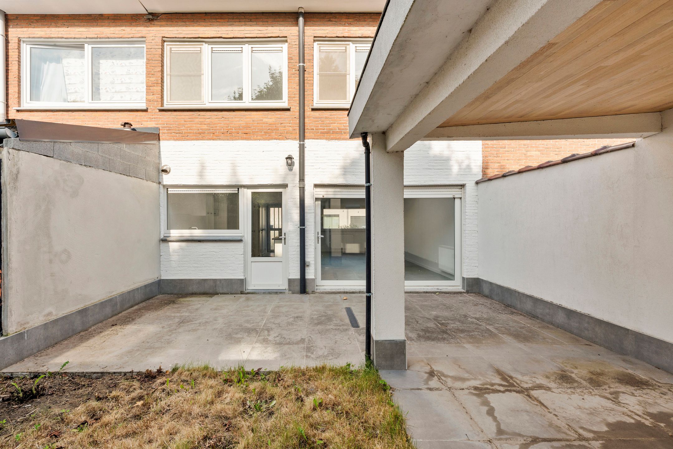 Volledig GERENOVEERDE woning met ZONNIGE TUIN en 3 SLK foto 11