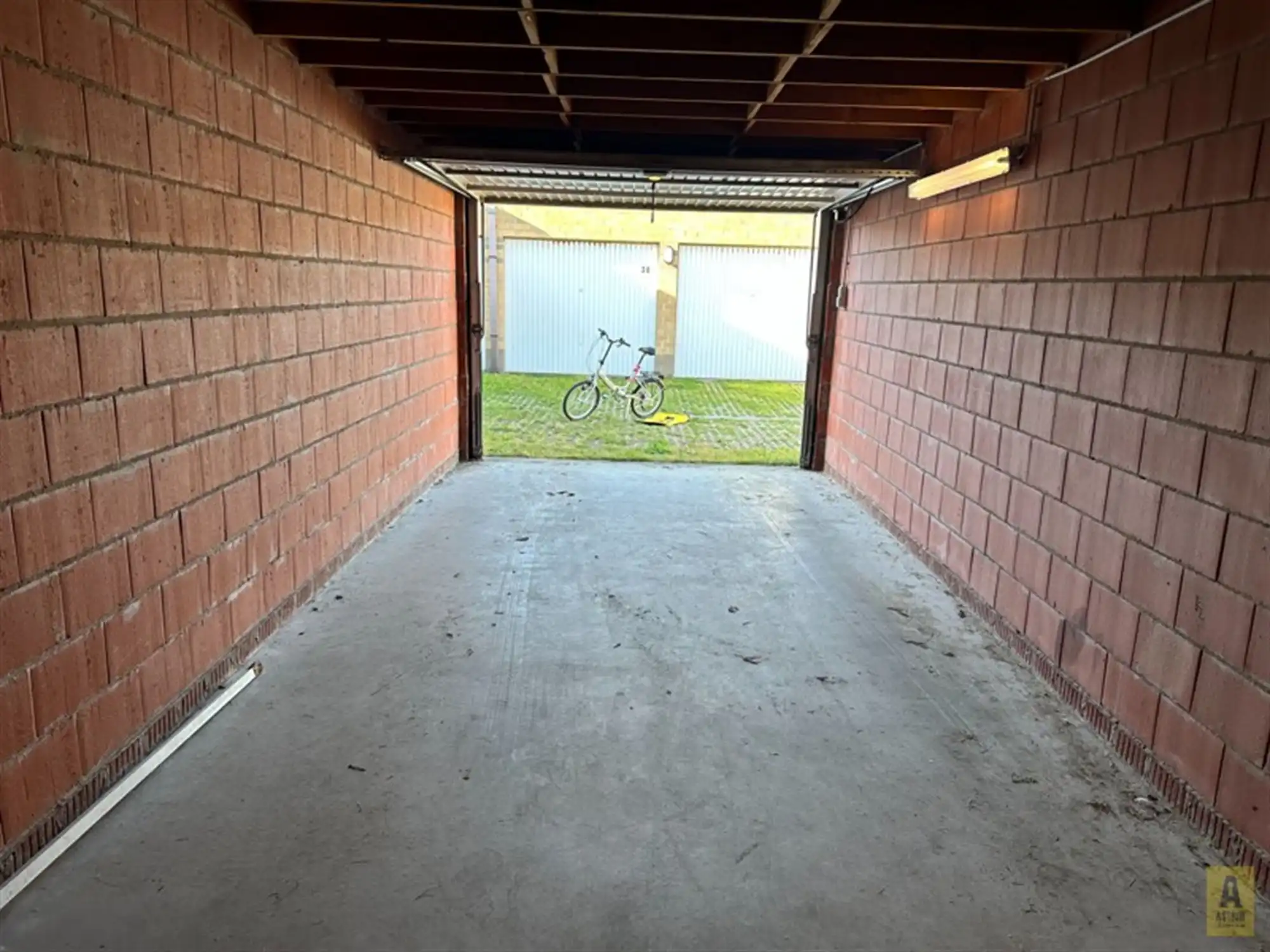 Grote garagebox (erg diep! 27m2) in centrum! foto 6