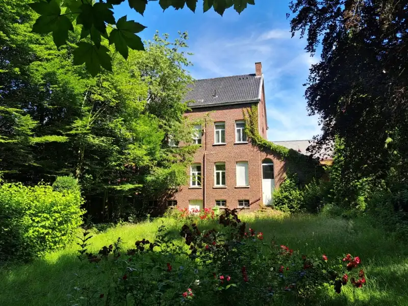 Izegem - Ruime pastorie met diepe tuin op landelijke ligging foto 29