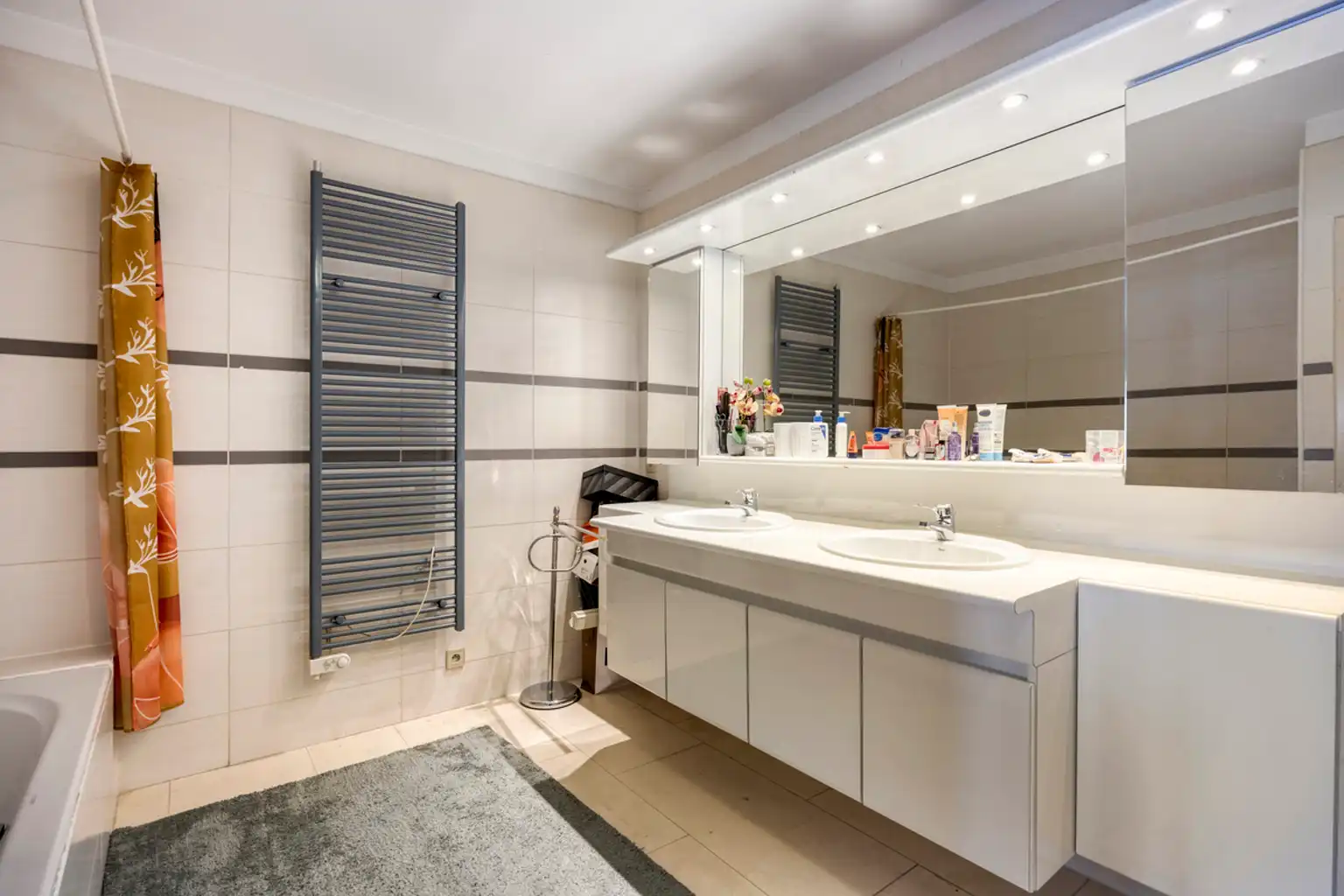 Ruim 3-slaapkamerappartement met garage  foto 15