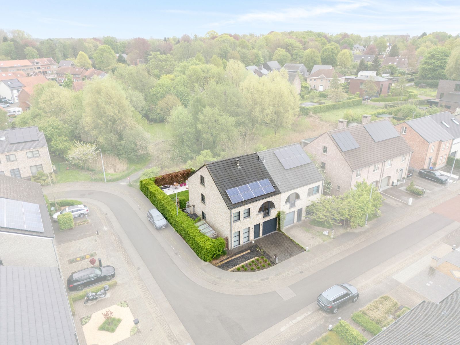 Instapklare halfopen bebouwing in rustige wijk foto {{pictureIndex}}