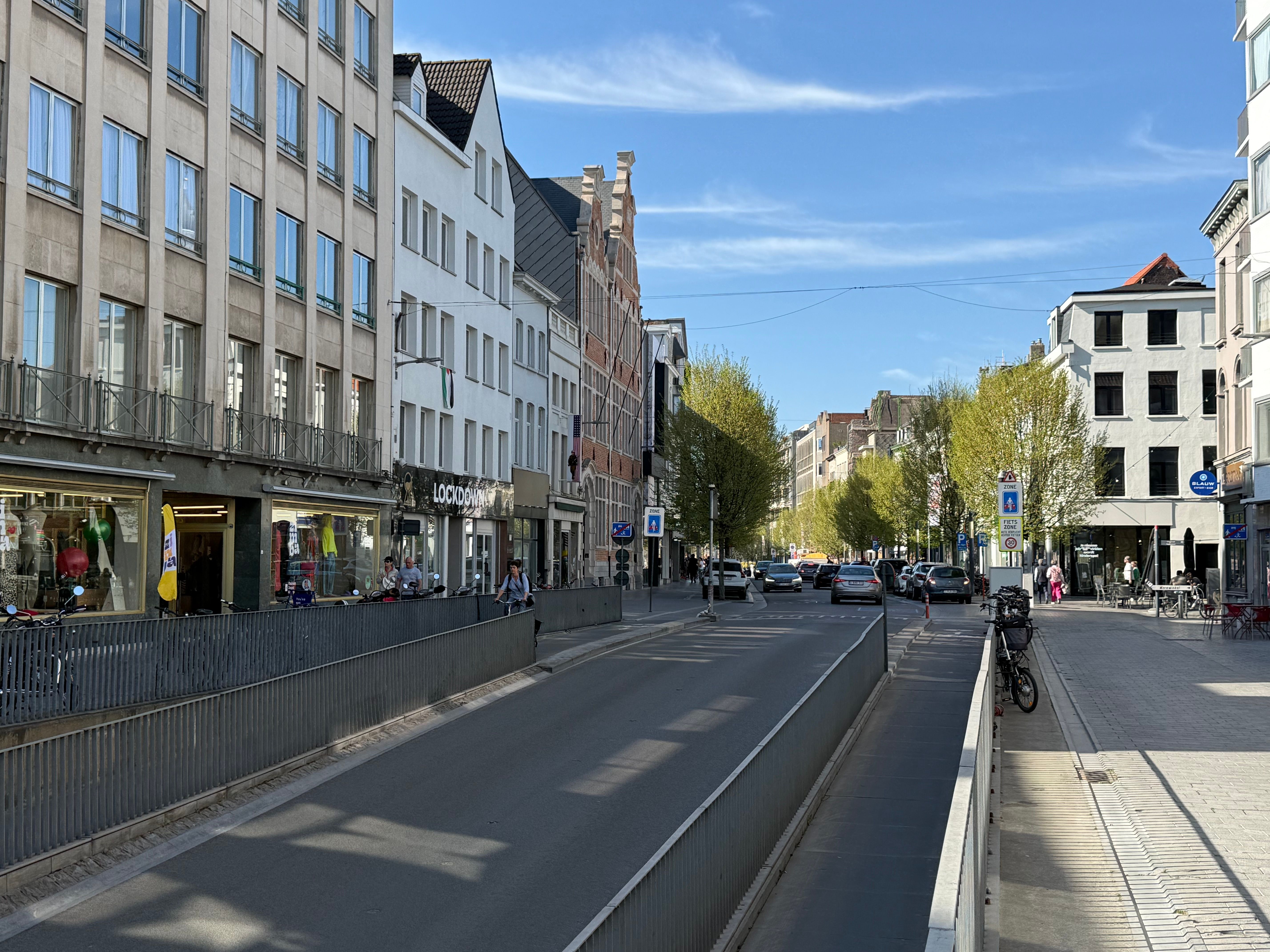 Zeer commercieel gelegen handelspand met woonst in Kortrijk. foto 4