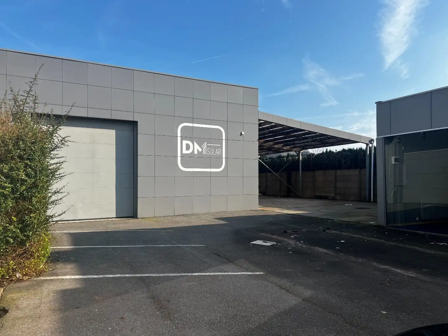 Magazijn met kantoor te huur in centrum Heule. foto 2