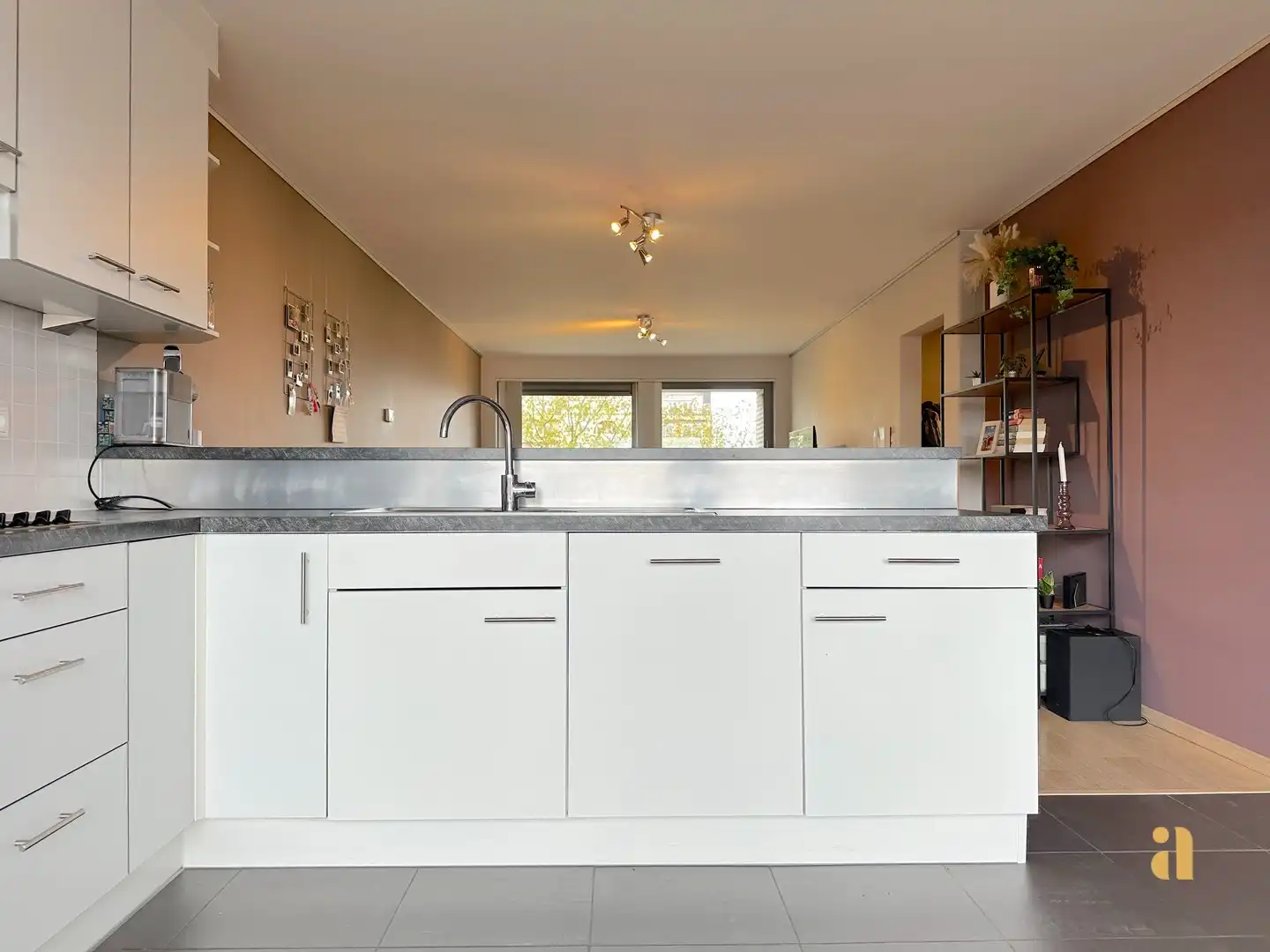 Zon, ruimte & torens: dit lichtrijke appartement heeft het allemaal! foto 5