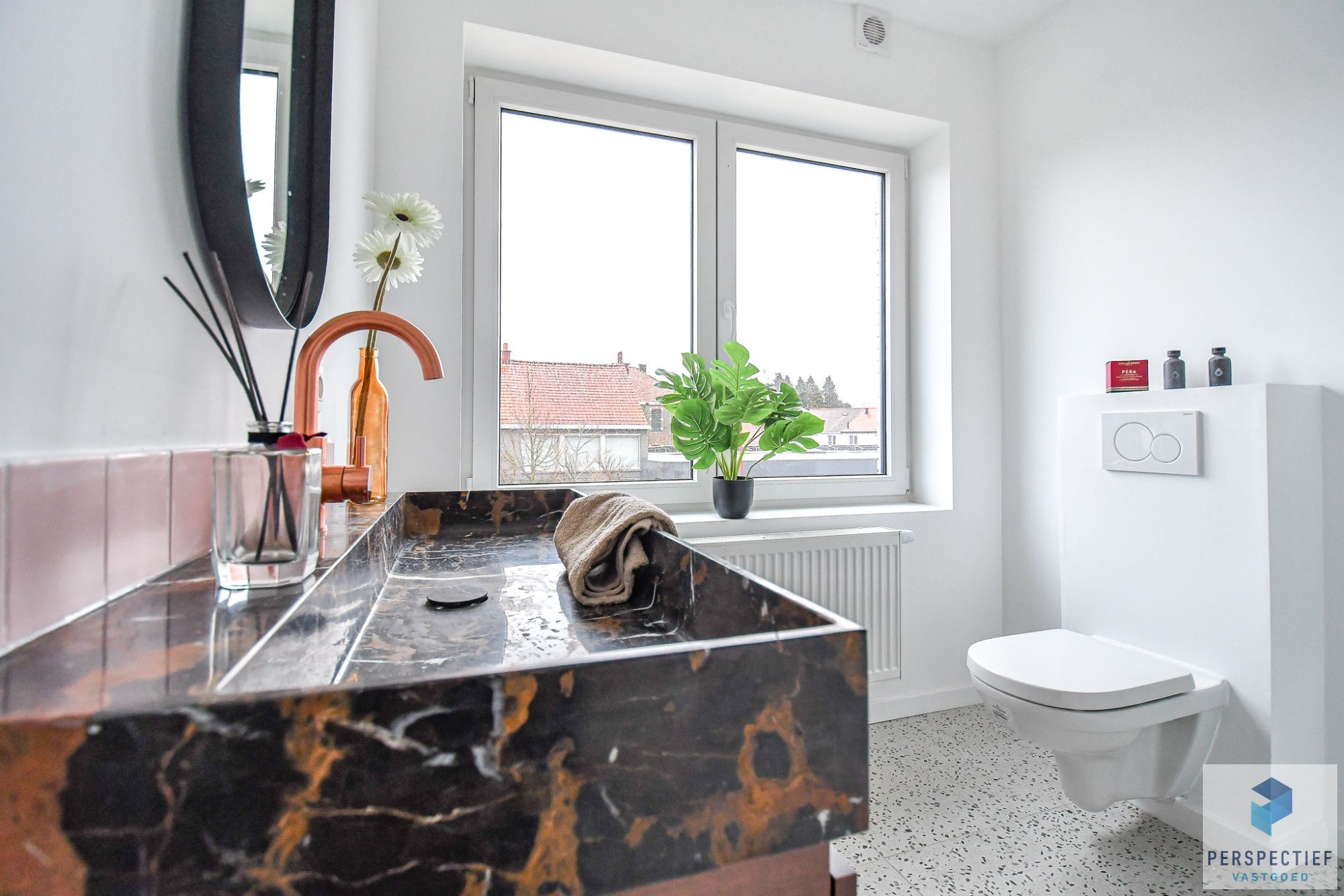 BEZOEKMOMENT ZATERDAG 20/12 VAN 9U TOT 10U30 | GERENOVEERDE, RUIME hedendaagse woning met GROTE tuin op TOPLOCATIE! foto 12