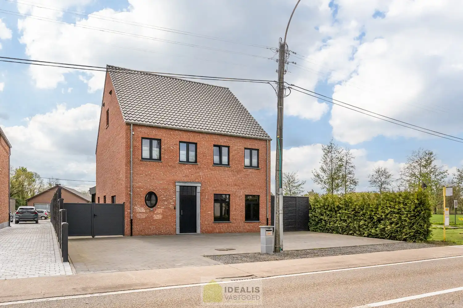 EEN BIJZONDER RIANTE WONING VAN MAAR LIEFST 302M² WOONOPPERVLAKTE OP EEN KNAP PERCEEL VAN 5A 90CA. foto 2