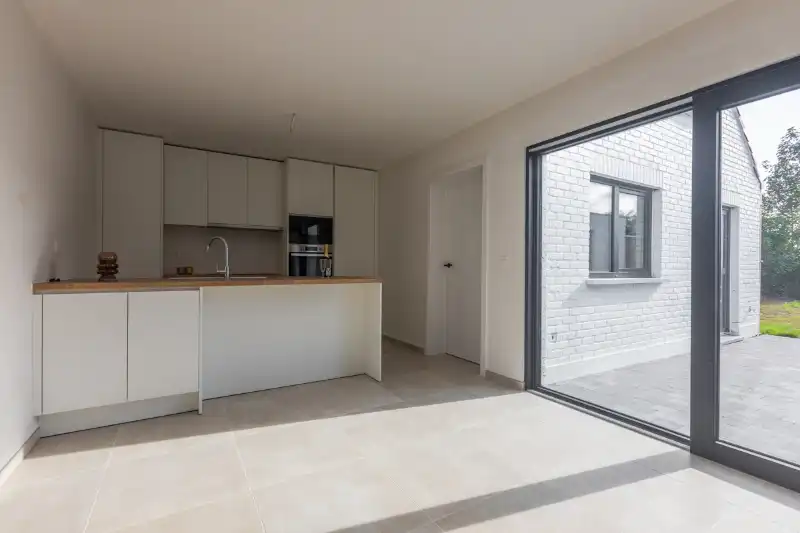 Instapklare, halfopen woning met 5 slaapkamers, bureau, tuin, volledig ingerichte keuken...(energielabel B) foto 7