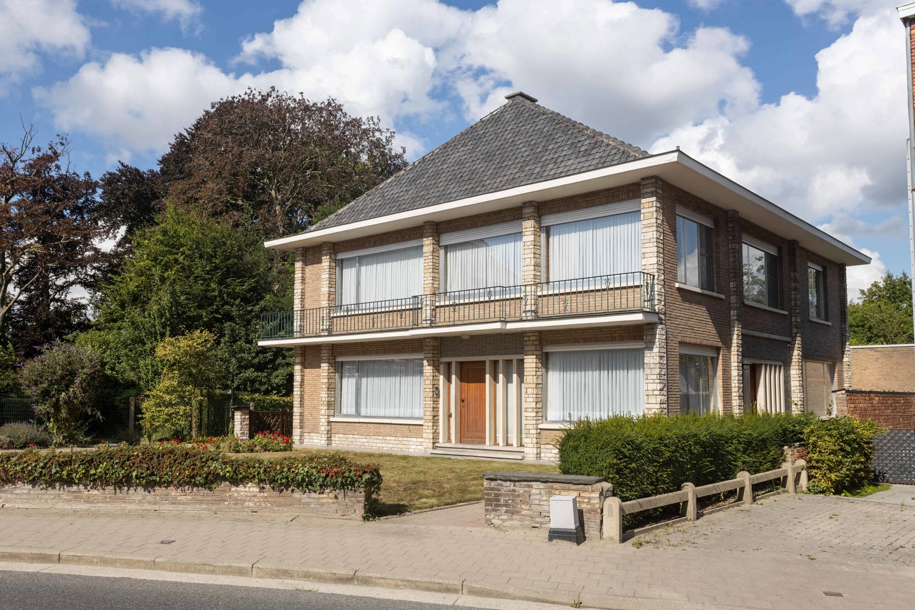 Hoofdfoto van de publicatie: Statige woning met 7 slaapkamers + tuin op 2430 m2